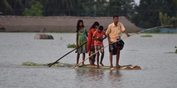 असम में लगातार बारिश के बाद अचानक आई बाढ़ ने पूरे असम में कहर बरसा रखा है, कछार, चराईदेव, दरांग, धेमाजी, डिब्रूगढ़ और दीमा-हसाओ सहित 24 जिलों में 2,02,385 लोग राज्य में मौजूदा बाढ़ की स्थिति से प्रभावित हुए हैं जिससे 7 लोगों की मौत हो गयी है।