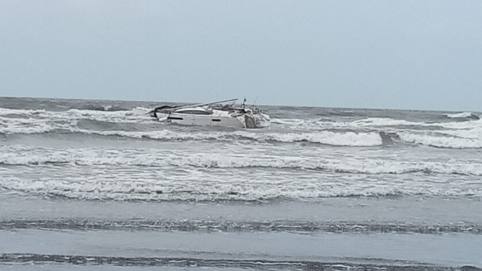 boat in Harihareshwar Beach