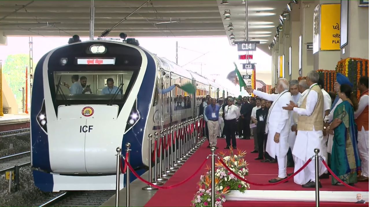 pM MODI gUJARAT Vande bharat train